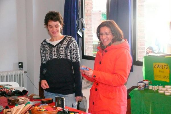 Victoria Sobrino visitando mercadillo solidario Sonrisas y Montañas-2013-12-12-fuente Area de Comunicacion Municipal-002