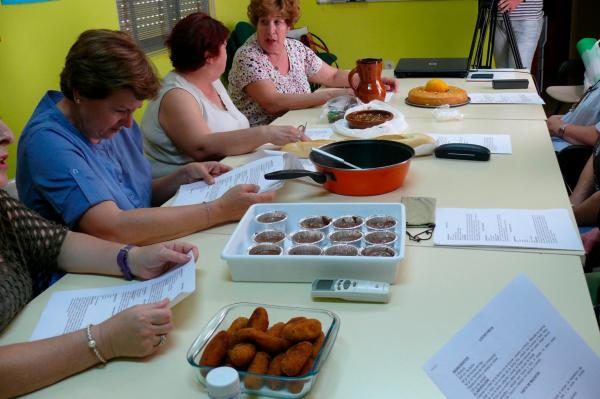 Taller recopilacion recetas cocina tradicional-2014-05-Mayo-fuente Area de Comunicacion Municipal-05