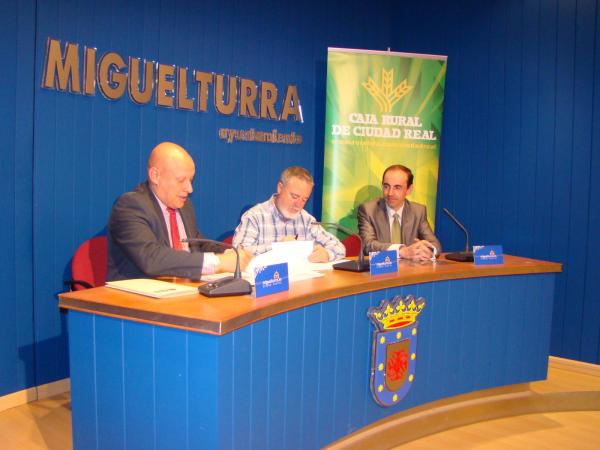 firma convenio entre Caja Rural y Ayuntamiento-26-10-2010-fuente www.miguelturra.es-1