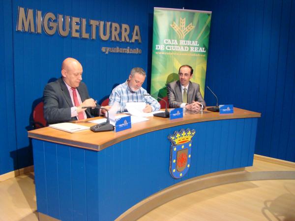 firma convenio entre Caja Rural y Ayuntamiento-26-10-2010-fuente www.miguelturra.es-2