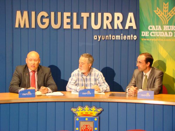 firma convenio entre Caja Rural y Ayuntamiento-26-10-2010-fuente www.miguelturra.es-3