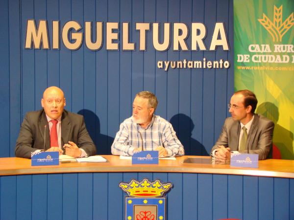 firma convenio entre Caja Rural y Ayuntamiento-26-10-2010-fuente www.miguelturra.es-4