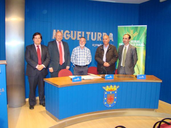 firma convenio entre Caja Rural y Ayuntamiento-26-10-2010-fuente www.miguelturra.es-5