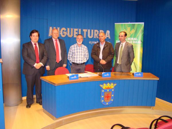 firma convenio entre Caja Rural y Ayuntamiento-26-10-2010-fuente www.miguelturra.es-6