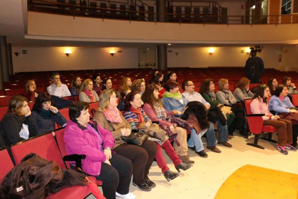 entrega Diplomas cursos Plan Formativo y Cursos Centro de la Mujer de Miguelturra-2015-03-23-fuente Area de Comunicacion Municipal-03