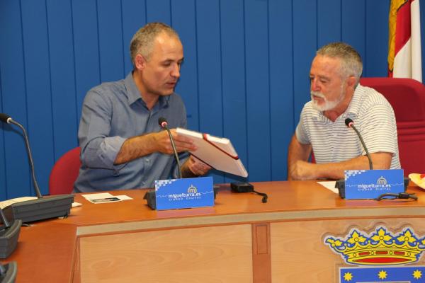 Detalle y felicitacion del alcalde de Memmingen a Roman Rivero - 2014-09-12-fuente Area Comunicación - 04