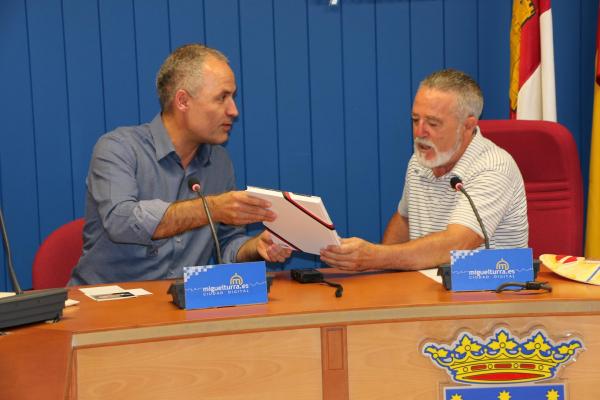 Detalle y felicitacion del alcalde de Memmingen a Roman Rivero - 2014-09-12-fuente Area Comunicación - 05