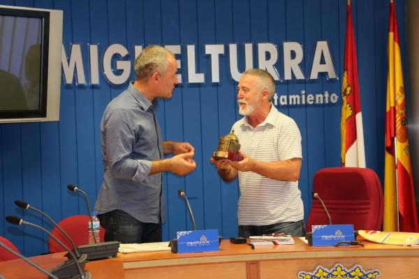 Detalle y felicitacion del alcalde de Memmingen a Roman Rivero - 2014-09-12-fuente Area Comunicación - 18