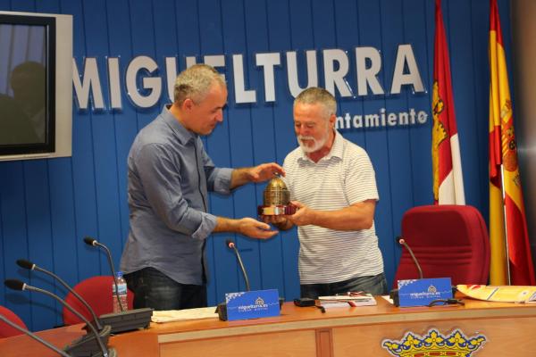 Detalle y felicitacion del alcalde de Memmingen a Roman Rivero - 2014-09-12-fuente Area Comunicación - 19