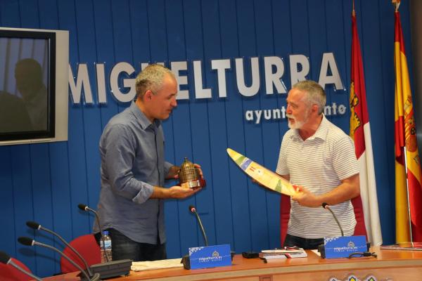 Detalle y felicitacion del alcalde de Memmingen a Roman Rivero - 2014-09-12-fuente Area Comunicación - 20