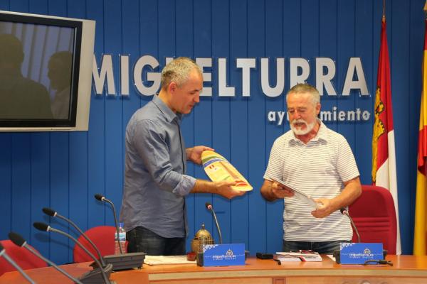 Detalle y felicitacion del alcalde de Memmingen a Roman Rivero - 2014-09-12-fuente Area Comunicación - 23