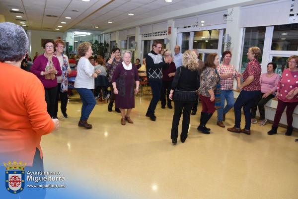 Baile navidad intergeneracional-2023-12-14-Fuente imagen Area Comunicación Ayuntamiento de Miguelturra-031