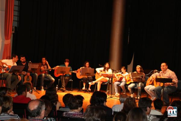 Concierto curso guitarra y pase modelos curso confeccion Universidad Popular 2015-2016-fuente Area de Comunicación Municipal-002