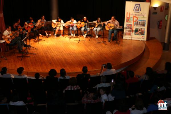 Concierto curso guitarra y pase modelos curso confeccion Universidad Popular 2015-2016-fuente Area de Comunicación Municipal-008