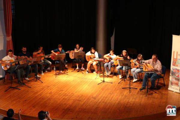 Concierto curso guitarra y pase modelos curso confeccion Universidad Popular 2015-2016-fuente Area de Comunicación Municipal-010