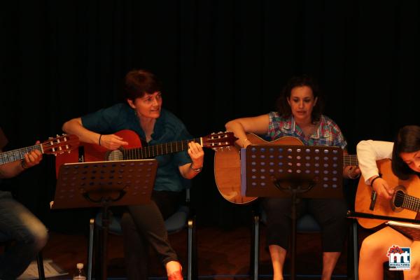 Concierto curso guitarra y pase modelos curso confeccion Universidad Popular 2015-2016-fuente Area de Comunicación Municipal-015