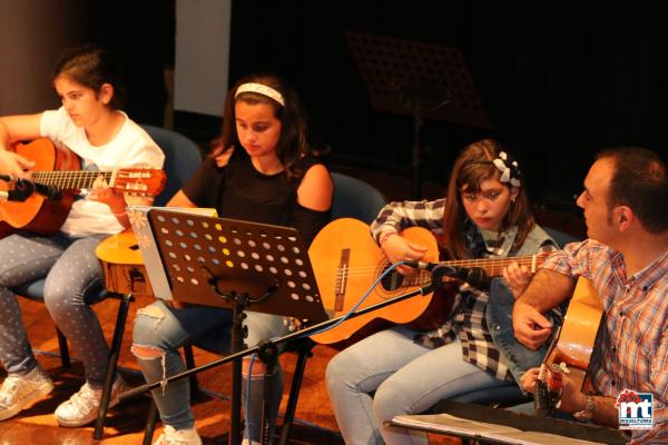 Concierto curso guitarra y pase modelos curso confeccion Universidad Popular 2015-2016-fuente Area de Comunicación Municipal-018