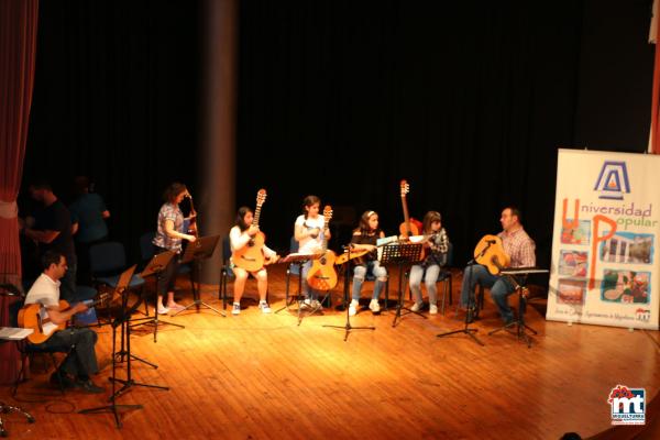 Concierto curso guitarra y pase modelos curso confeccion Universidad Popular 2015-2016-fuente Area de Comunicación Municipal-021