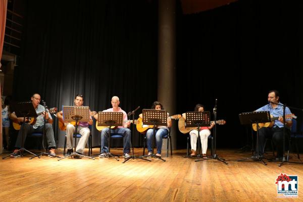 Desfile curso costura y exhibición curso guitarra UP-junio 2015-fuente Area de Comunicación Municipal-040