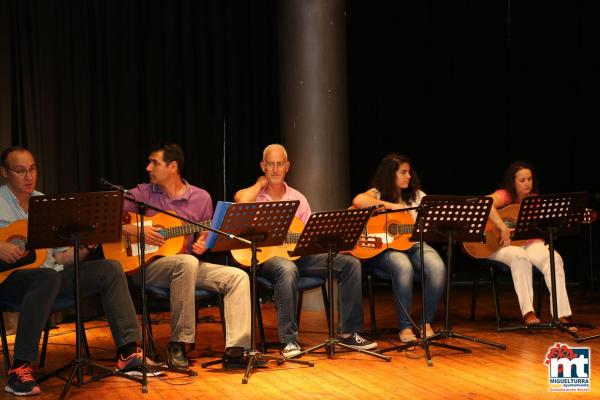 Desfile curso costura y exhibición curso guitarra UP-junio 2015-fuente Area de Comunicación Municipal-042