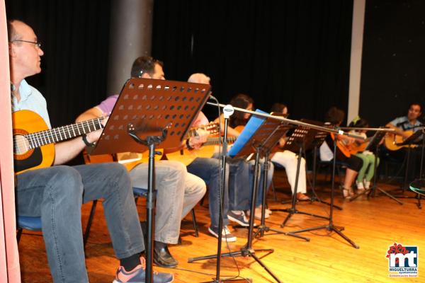 Desfile curso costura y exhibición curso guitarra UP-junio 2015-fuente Area de Comunicación Municipal-044