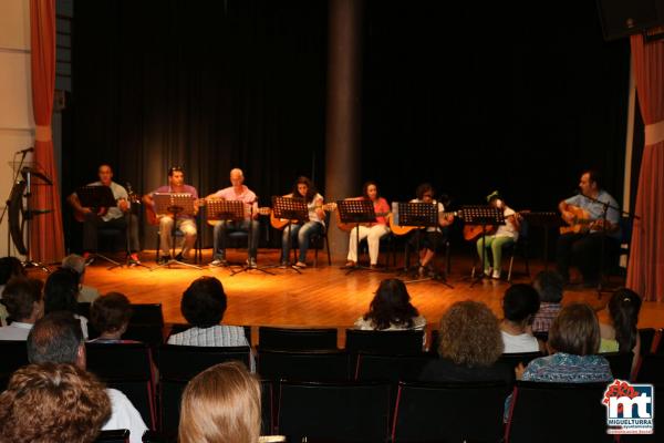 Desfile curso costura y exhibición curso guitarra UP-junio 2015-fuente Area de Comunicación Municipal-046