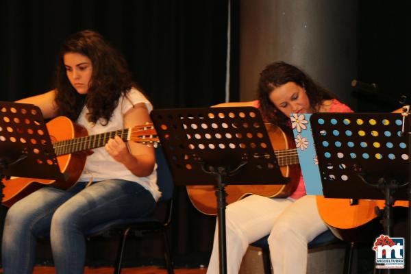 Desfile curso costura y exhibición curso guitarra UP-junio 2015-fuente Area de Comunicación Municipal-048