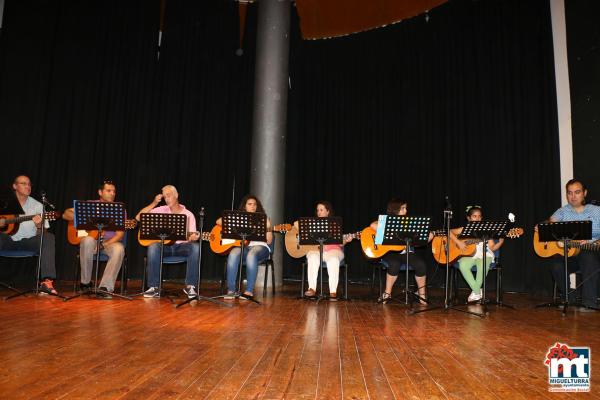 Desfile curso costura y exhibición curso guitarra UP-junio 2015-fuente Area de Comunicación Municipal-050