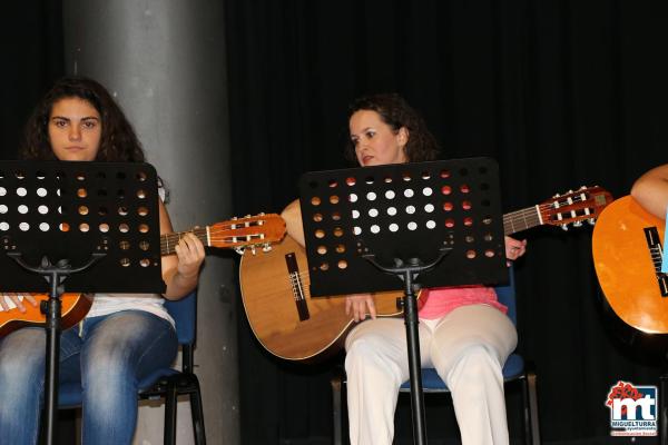 Desfile curso costura y exhibición curso guitarra UP-junio 2015-fuente Area de Comunicación Municipal-051