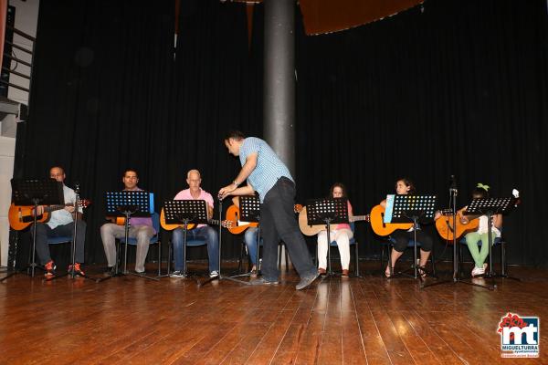 Desfile curso costura y exhibición curso guitarra UP-junio 2015-fuente Area de Comunicación Municipal-052