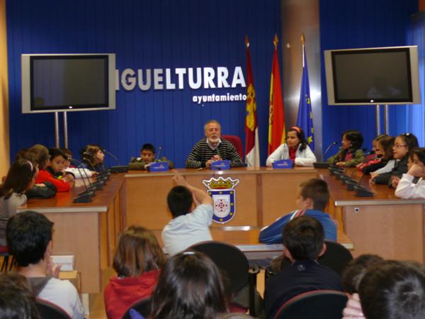 Visita del Colegio Clara Campo Amor a las Dependencia Municipales-13-04-2010-Fuente Area Comunicacion Municipal (1)