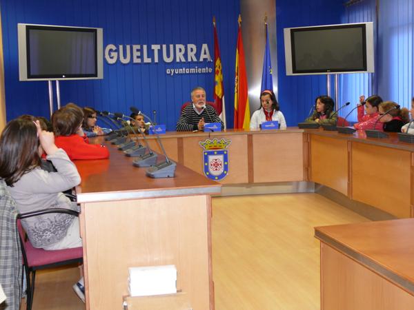 Visita del Colegio Clara Campo Amor a las Dependencia Municipales-13-04-2010-Fuente Area Comunicacion Municipal (11)