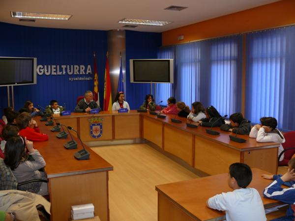 Visita del Colegio Clara Campo Amor a las Dependencia Municipales-13-04-2010-Fuente Area Comunicacion Municipal (12)