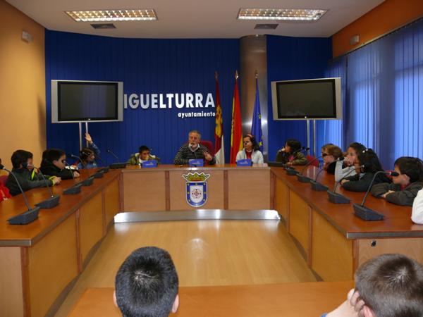 Visita del Colegio Clara Campo Amor a las Dependencia Municipales-13-04-2010-Fuente Area Comunicacion Municipal (14)