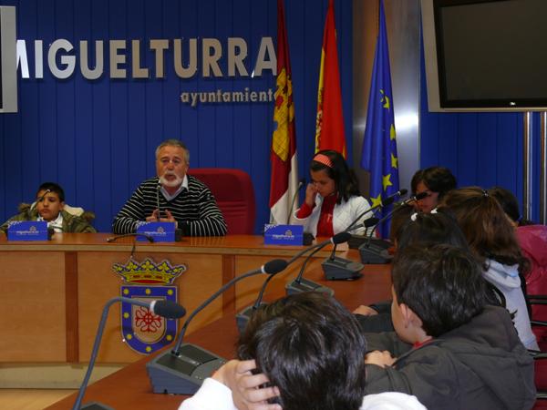 Visita del Colegio Clara Campo Amor a las Dependencia Municipales-13-04-2010-Fuente Area Comunicacion Municipal (15)