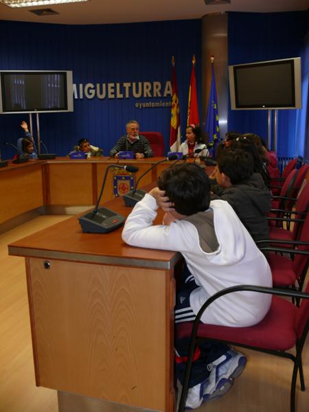 Visita del Colegio Clara Campo Amor a las Dependencia Municipales-13-04-2010-Fuente Area Comunicacion Municipal (17)