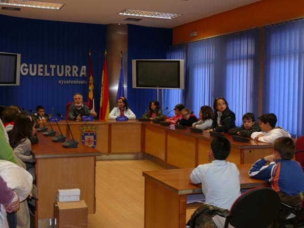 Visita del Colegio Clara Campo Amor a las Dependencia Municipales-13-04-2010-Fuente Area Comunicacion Municipal (2)