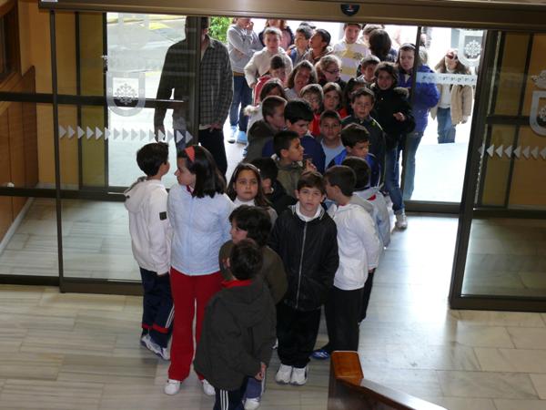 Visita del Colegio Clara Campo Amor a las Dependencia Municipales-13-04-2010-Fuente Area Comunicacion Municipal (21)