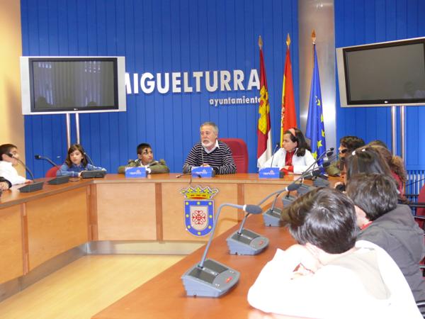 Visita del Colegio Clara Campo Amor a las Dependencia Municipales-13-04-2010-Fuente Area Comunicacion Municipal (29)