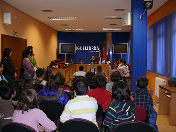 Visita del Colegio Clara Campo Amor a las Dependencia Municipales-13-04-2010-Fuente Area Comunicacion Municipal (31)