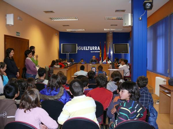 Visita del Colegio Clara Campo Amor a las Dependencia Municipales-13-04-2010-Fuente Area Comunicacion Municipal (32)