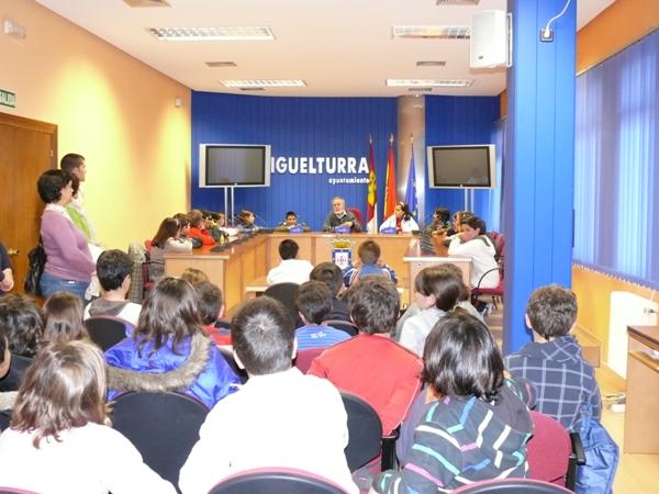 Visita del Colegio Clara Campo Amor a las Dependencia Municipales-13-04-2010-Fuente Area Comunicacion Municipal (33)