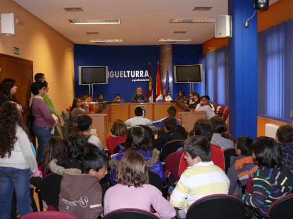 Visita del Colegio Clara Campo Amor a las Dependencia Municipales-13-04-2010-Fuente Area Comunicacion Municipal (34)