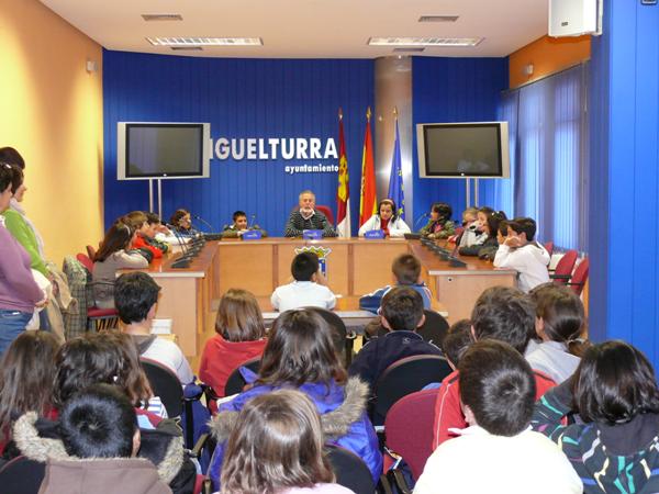 Visita del Colegio Clara Campo Amor a las Dependencia Municipales-13-04-2010-Fuente Area Comunicacion Municipal (36)