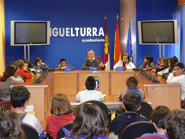 Visita del Colegio Clara Campo Amor a las Dependencia Municipales-13-04-2010-Fuente Area Comunicacion Municipal (37)