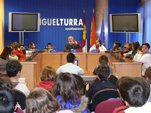 Visita del Colegio Clara Campo Amor a las Dependencia Municipales-13-04-2010-Fuente Area Comunicacion Municipal (38)