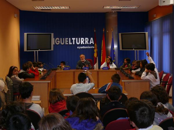 Visita del Colegio Clara Campo Amor a las Dependencia Municipales-13-04-2010-Fuente Area Comunicacion Municipal (39)