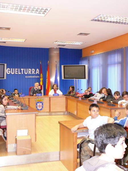 Visita del Colegio Clara Campo Amor a las Dependencia Municipales-13-04-2010-Fuente Area Comunicacion Municipal (4)