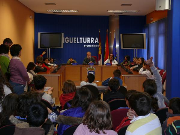 Visita del Colegio Clara Campo Amor a las Dependencia Municipales-13-04-2010-Fuente Area Comunicacion Municipal (40)