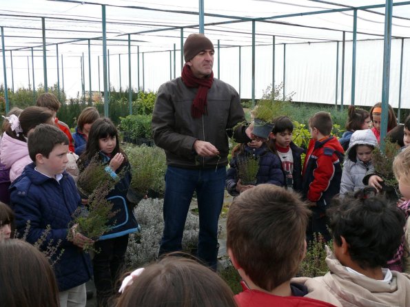 Visita al Vivero Municipal CP Clara Campoamor-2-03-2011-fuente Area Comunicacion Municipal-89